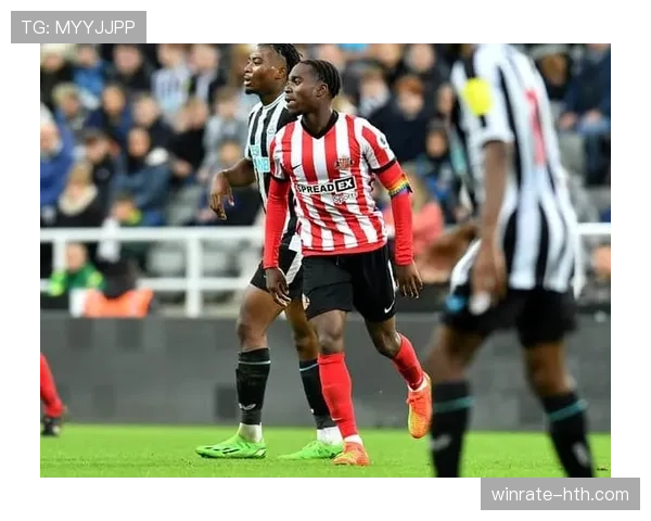 桑德兰新赛季条纹球衣亮相，球迷期待球队状态回暖再创佳绩